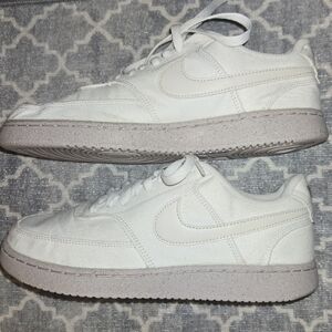 NWOT Womens Nike size 10.